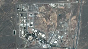 صورة أقمار اصطناعية تظهر منشأة نطنز النووية في إيران بعد غارة جوية في إيران. 15 يونيو 2025 - REUTERS